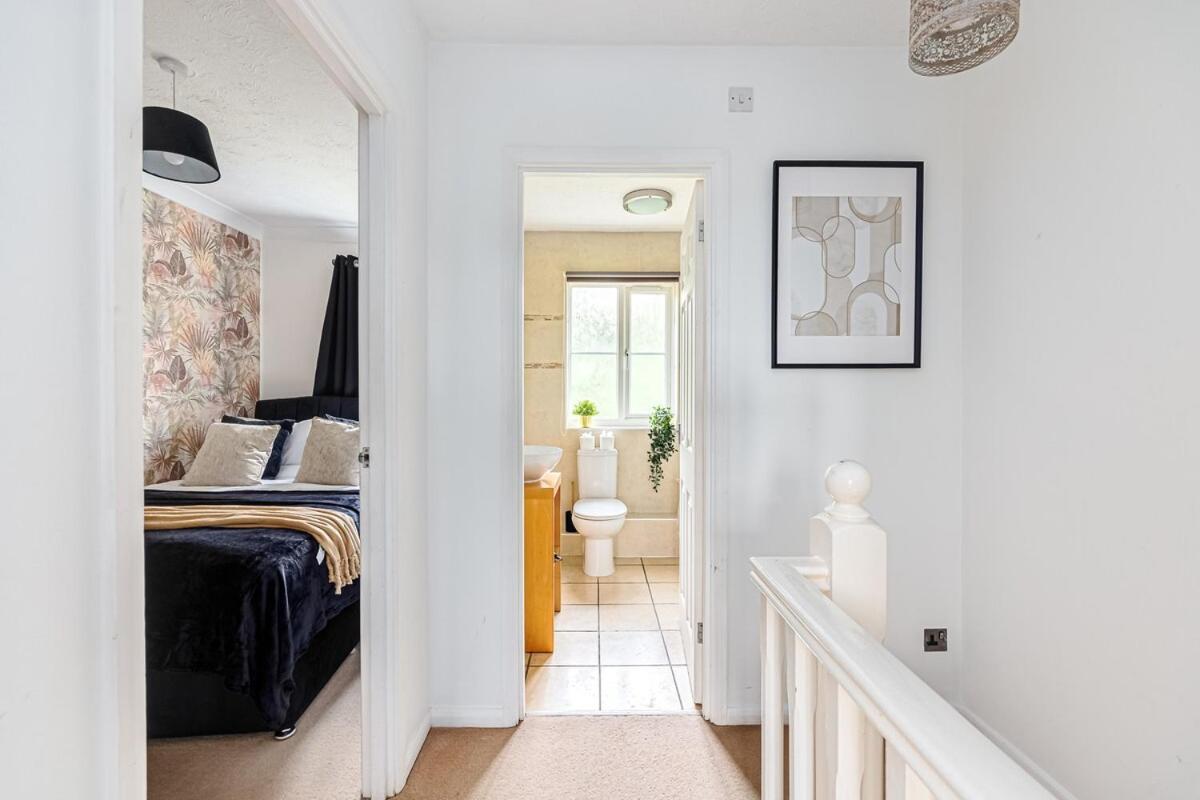 Stylish House - Excellent Location - Driveway Parking, Self-check-in, Tvs In Bedrooms And Fast Wifi By Yoko Holiday home