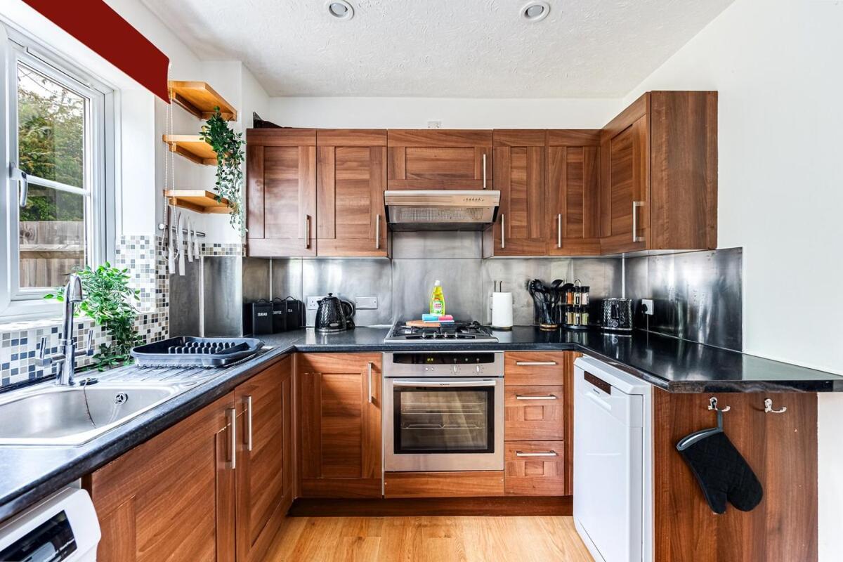 Stylish House - Excellent Location - Driveway Parking, Self-check-in, Tvs In Bedrooms And Fast Wifi By Yoko Holiday home *