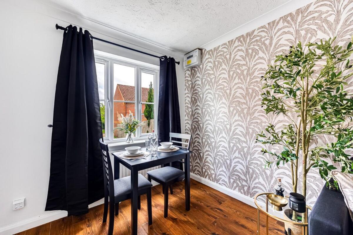 Stylish House - Excellent Location - Driveway Parking, Self-check-in, Tvs In Bedrooms And Fast Wifi By Yoko Milton Keynes