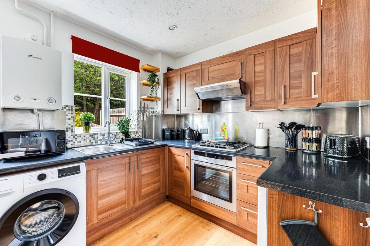 Stylish House - Excellent Location - Driveway Parking, Self-check-in, Tvs In Bedrooms And Fast Wifi By Yoko Milton Keynes