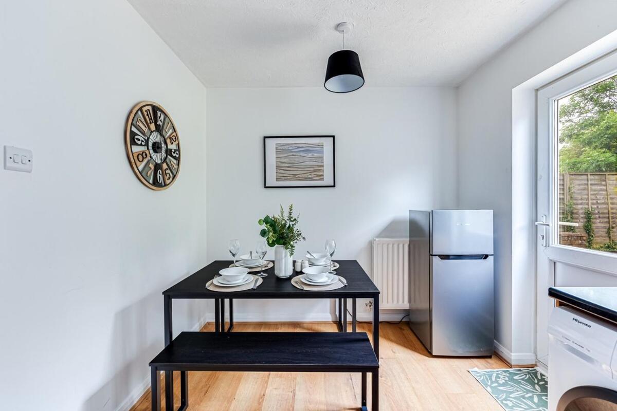 Stylish House - Excellent Location - Driveway Parking, Self-check-in, Tvs In Bedrooms And Fast Wifi By Yoko Milton Keynes